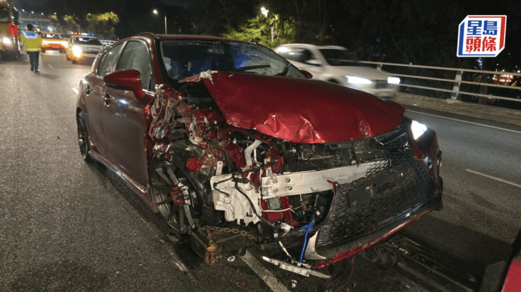 新田公路深夜驚魂！私家車失控猛撞工程車 車頭盡毀幸無人傷