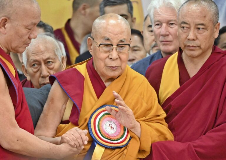 愛潑斯坦文件風暴｜達賴喇嘛名字驚現169次 美媒記者爆料曾現身淫媒豪宅聚會