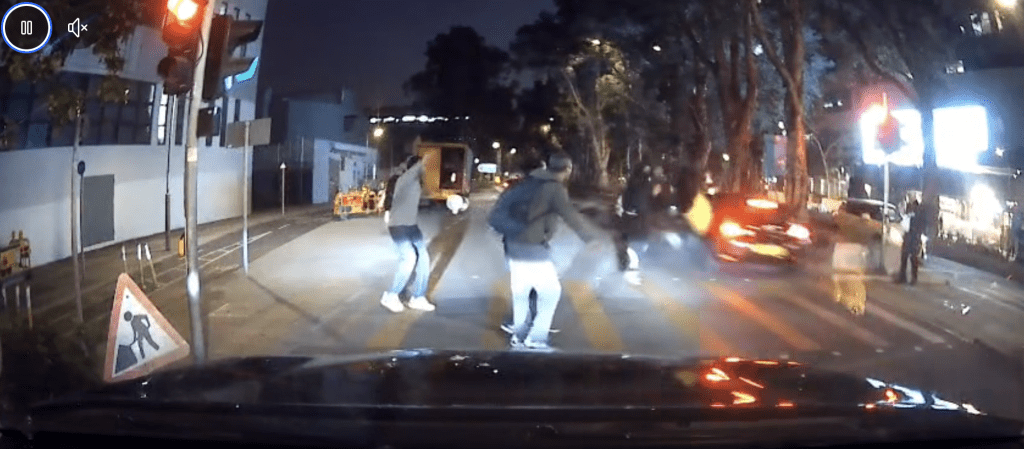 【車Cam直擊】粉嶺私家車高速衝紅燈 單車男被撞飛凌空翻轉 巴裔司機涉危駕被捕