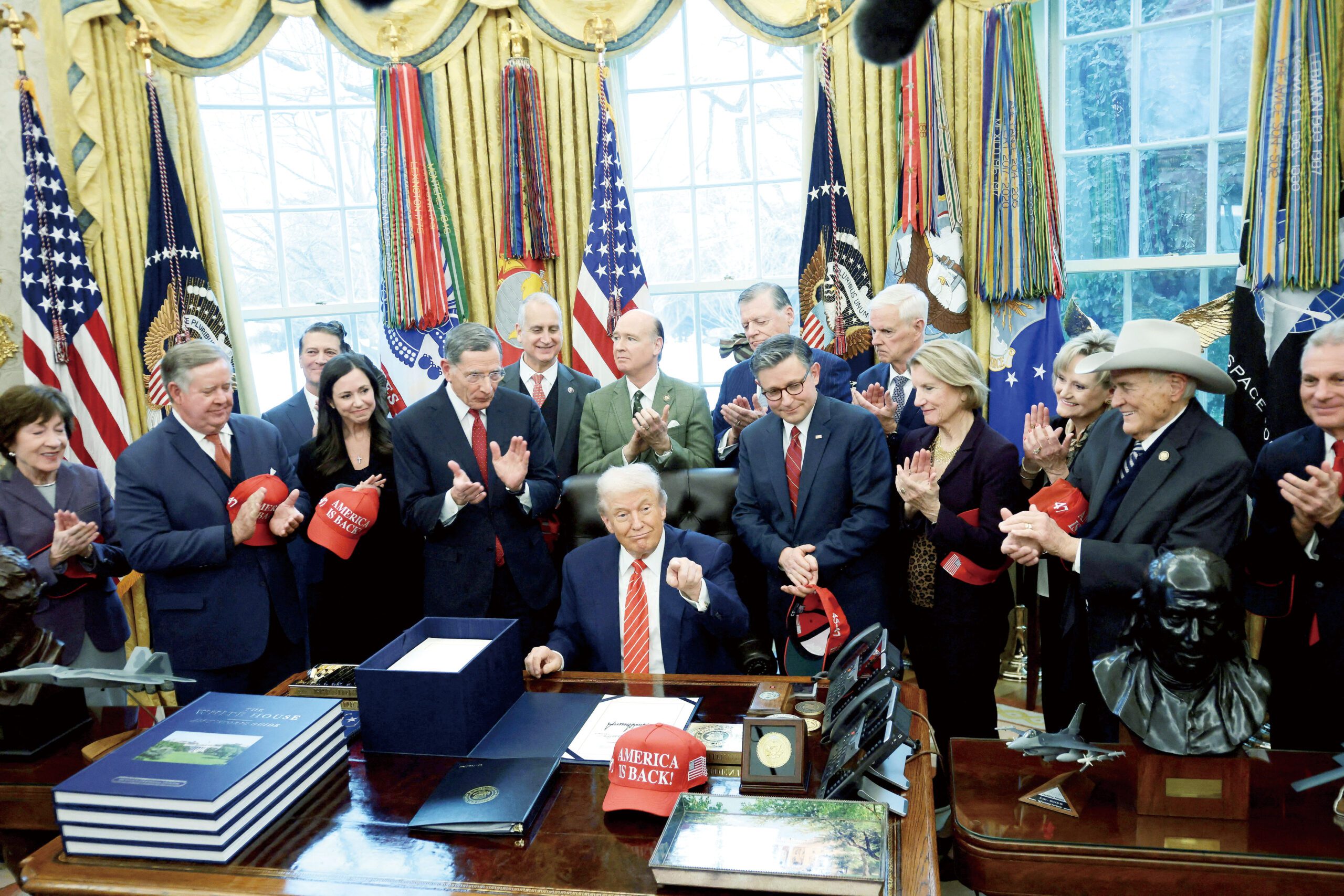 特朗普簽署法案，正式結束聯邦政府的部分停擺。路透社