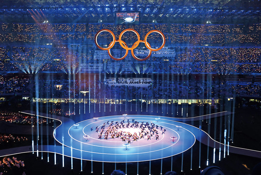2026年冬奧盛大開幕，舞台上方出現奧運五環圖案。路透社
