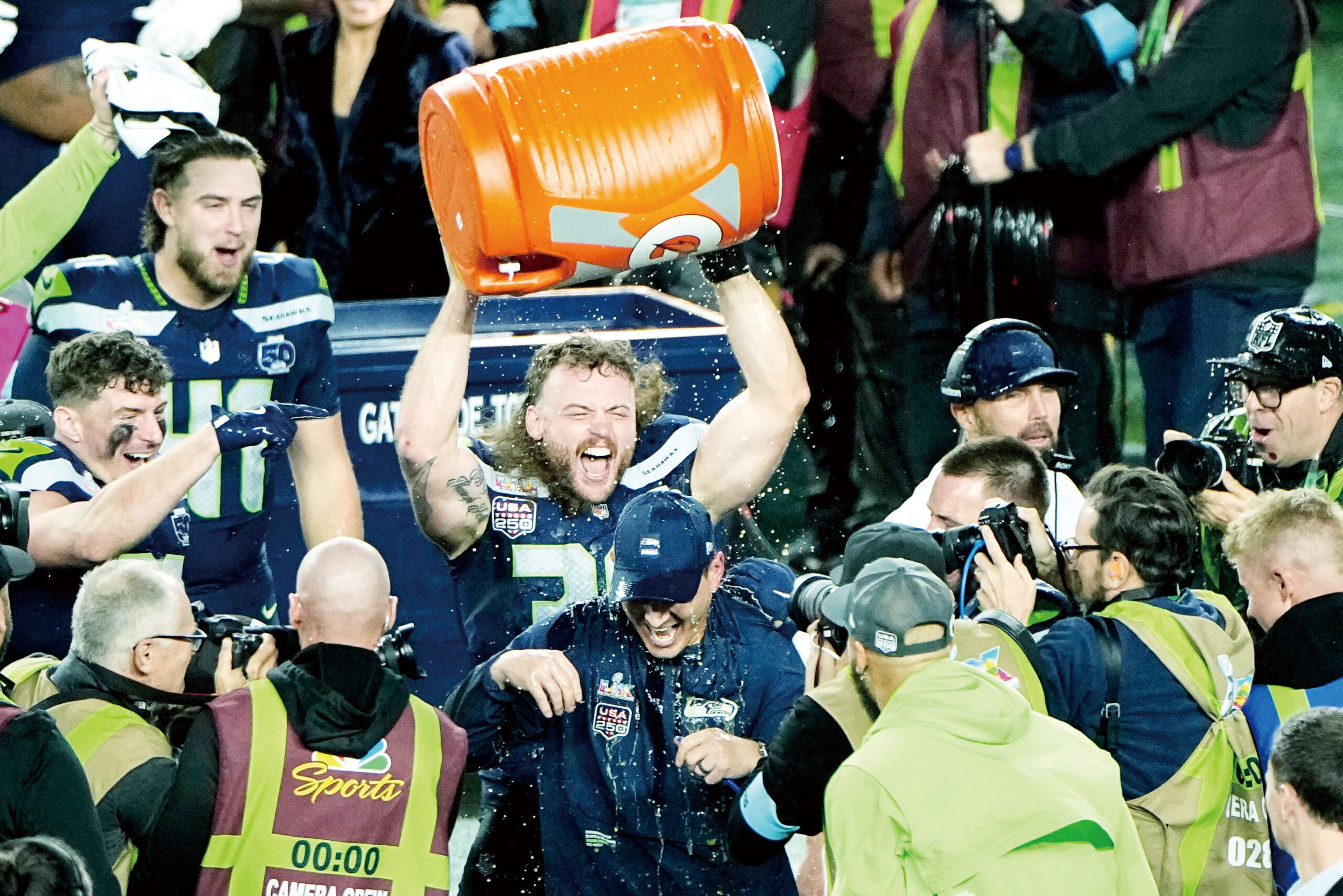 西雅圖海鷹隊總教練被球員們潑水慶祝。美聯社 .c2/.c3/.c4 ■比賽中兩隊隊員奮力拚搶。路透社/美聯社