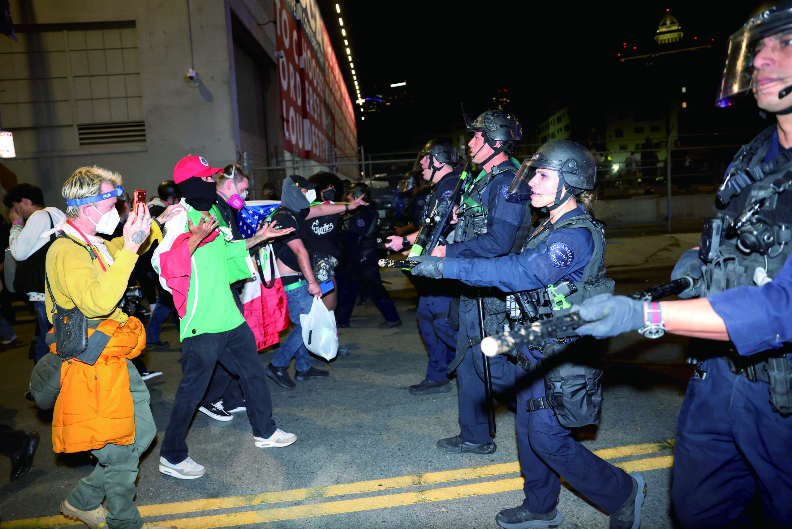 在洛杉磯，反ICE的示威者與警員們對峙。路透社