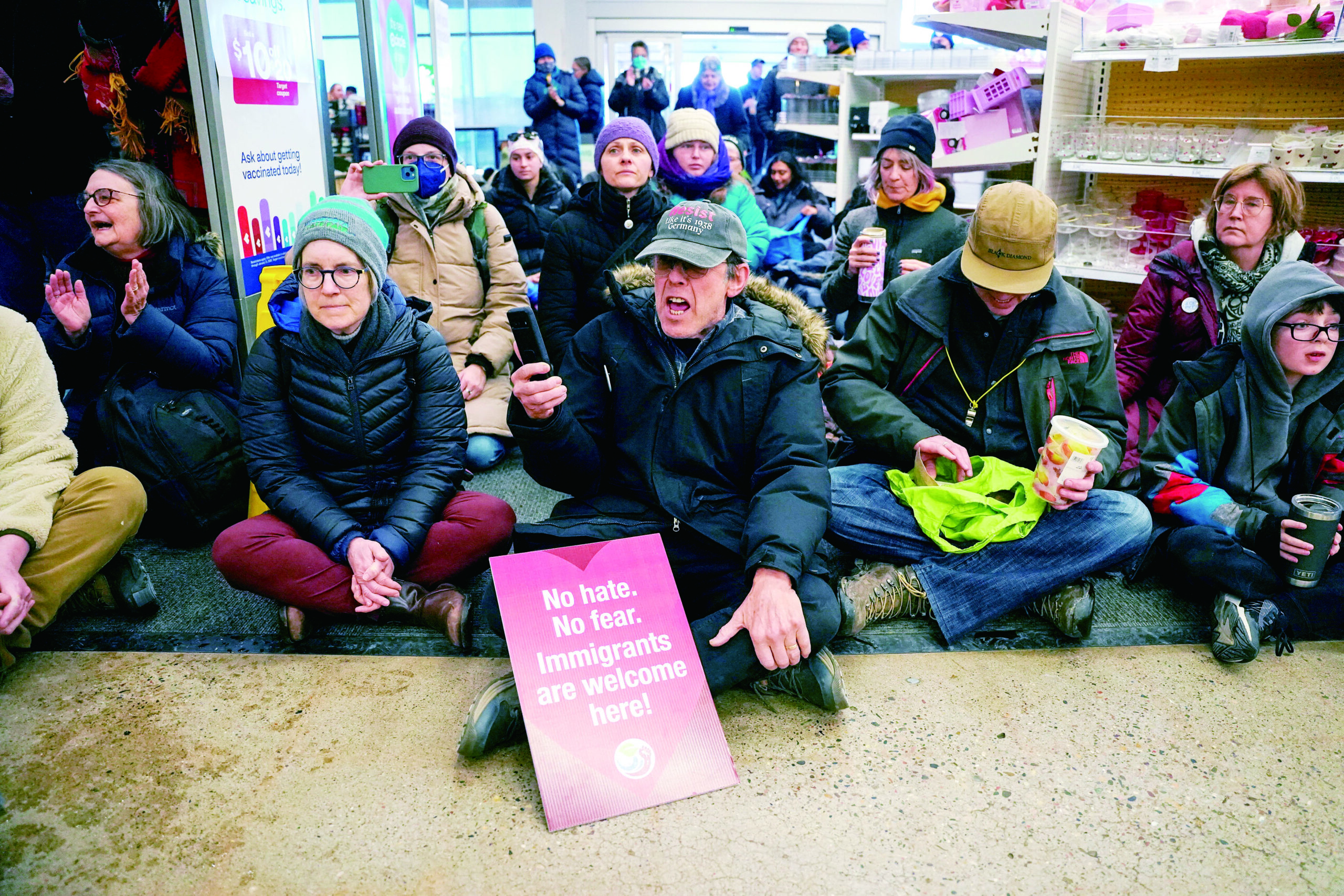 抗議者在一家百貨公司靜坐示威，抗議美ICE及特朗普的移民政策。美聯社