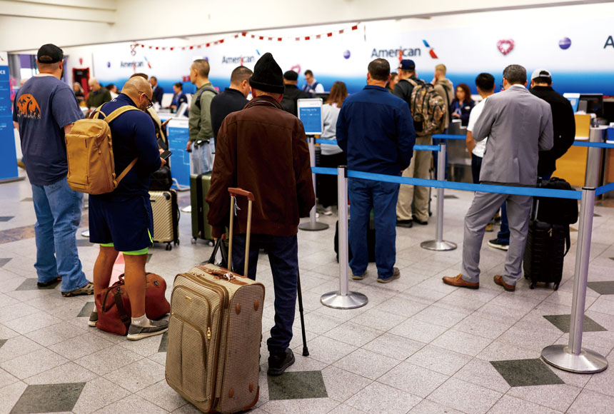美國聯邦航空管理局解除關閉令後，乘客在機場排隊等候。路透社