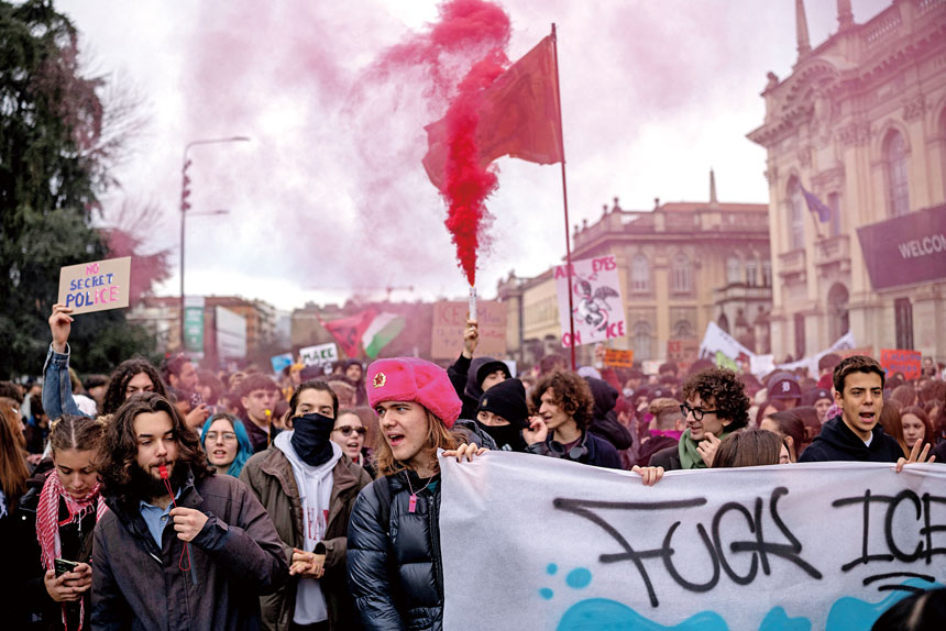 在米蘭，示威者抗議ICE人員隨美國代表團出席冬奧。路透社