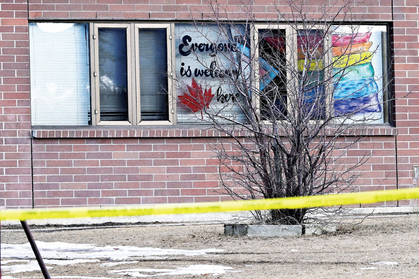 發生槍擊案的高中被警戒線包圍，窗戶上掛著彩虹旗，並寫著「歡迎所有人」。路透社