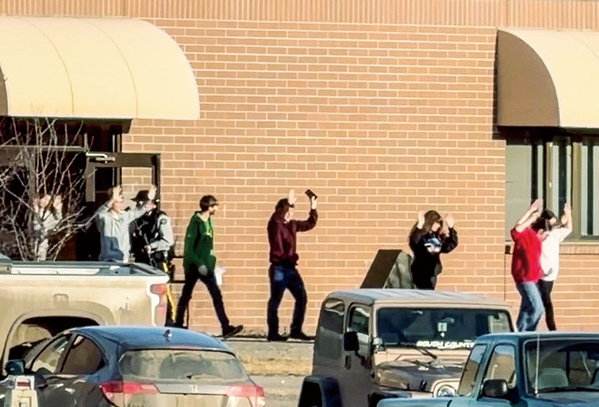 槍擊案後，學生們舉起雙手離開教學大樓。路透社