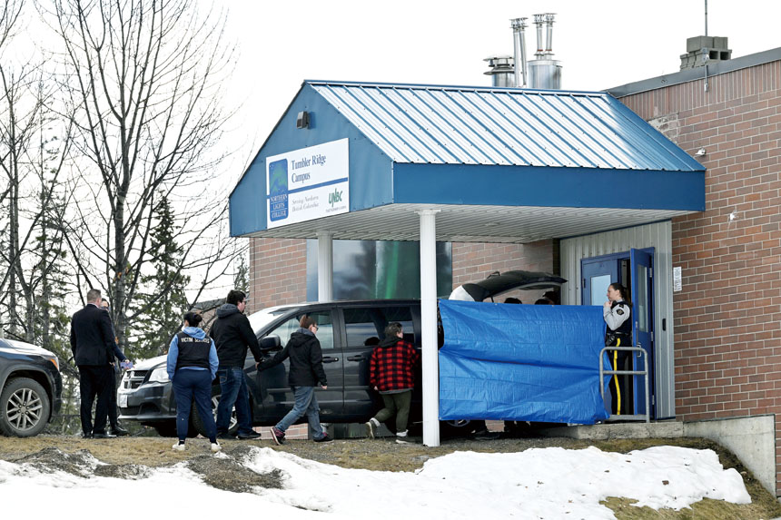 警員在槍擊案現場展開搜證。路透社