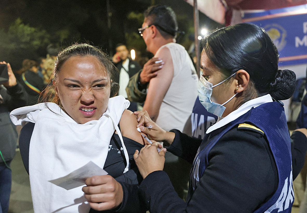墨西哥麻疹疫情至今已造成至少28人死亡,圖為民眾在接種疫苗。路透社