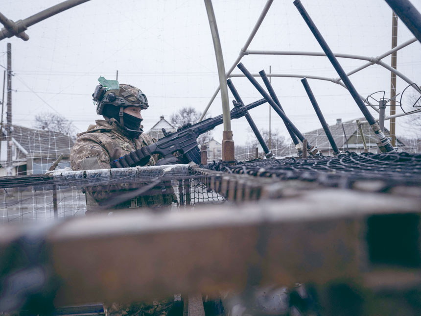 烏克蘭士兵觀察天空，以防俄無人機襲擊。路透社
