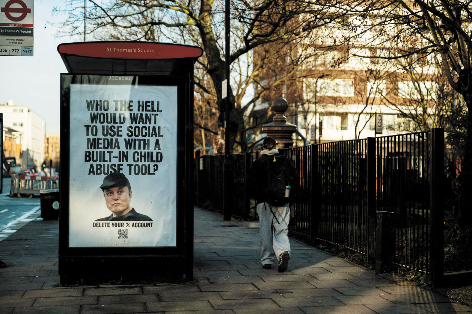 圖為在歐洲國家街頭張貼的海報，呼籲抵制馬斯克的社交媒體平台X。路透社資料圖片