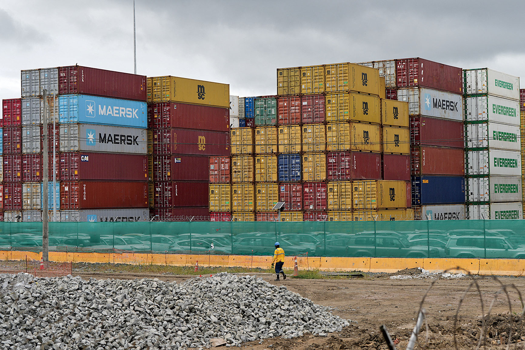 巴拿馬最高法院裁定長和集團旗下的巴拿馬港口公司持有的關鍵合約無效，導致運河部分業務充滿不確定性，圖為民眾路過港口公司附近。路透社