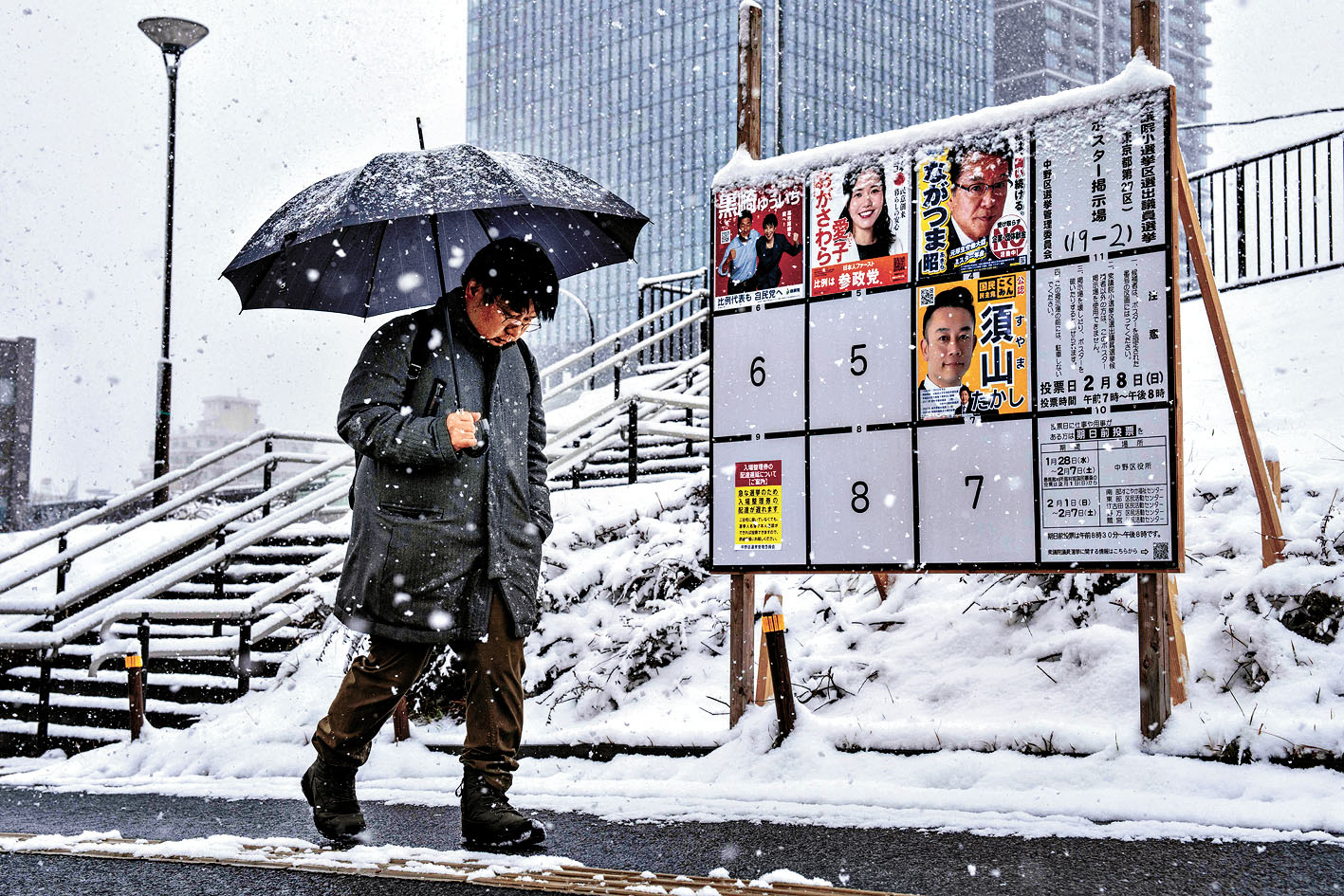 東京大雪，候選人海報廣告板被白雪覆蓋。  法新社