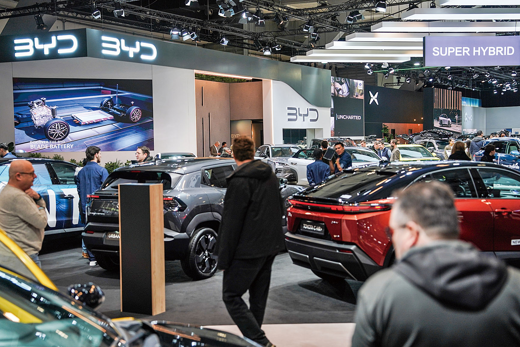 加拿大總理卡尼認為，在電動汽車領域中國的實力毋庸置疑，圖為在車展上，中國電動汽車展區吸引了許多參觀者。新華社