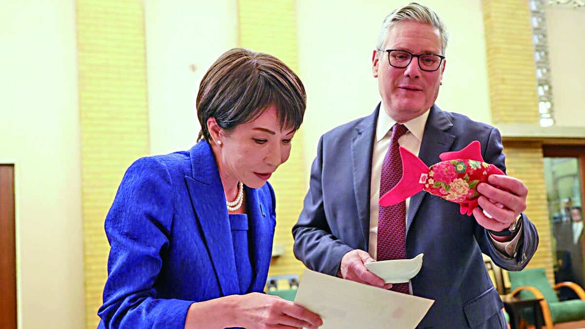 高市早苗向施紀賢送贈一批貓玩具。網上圖片