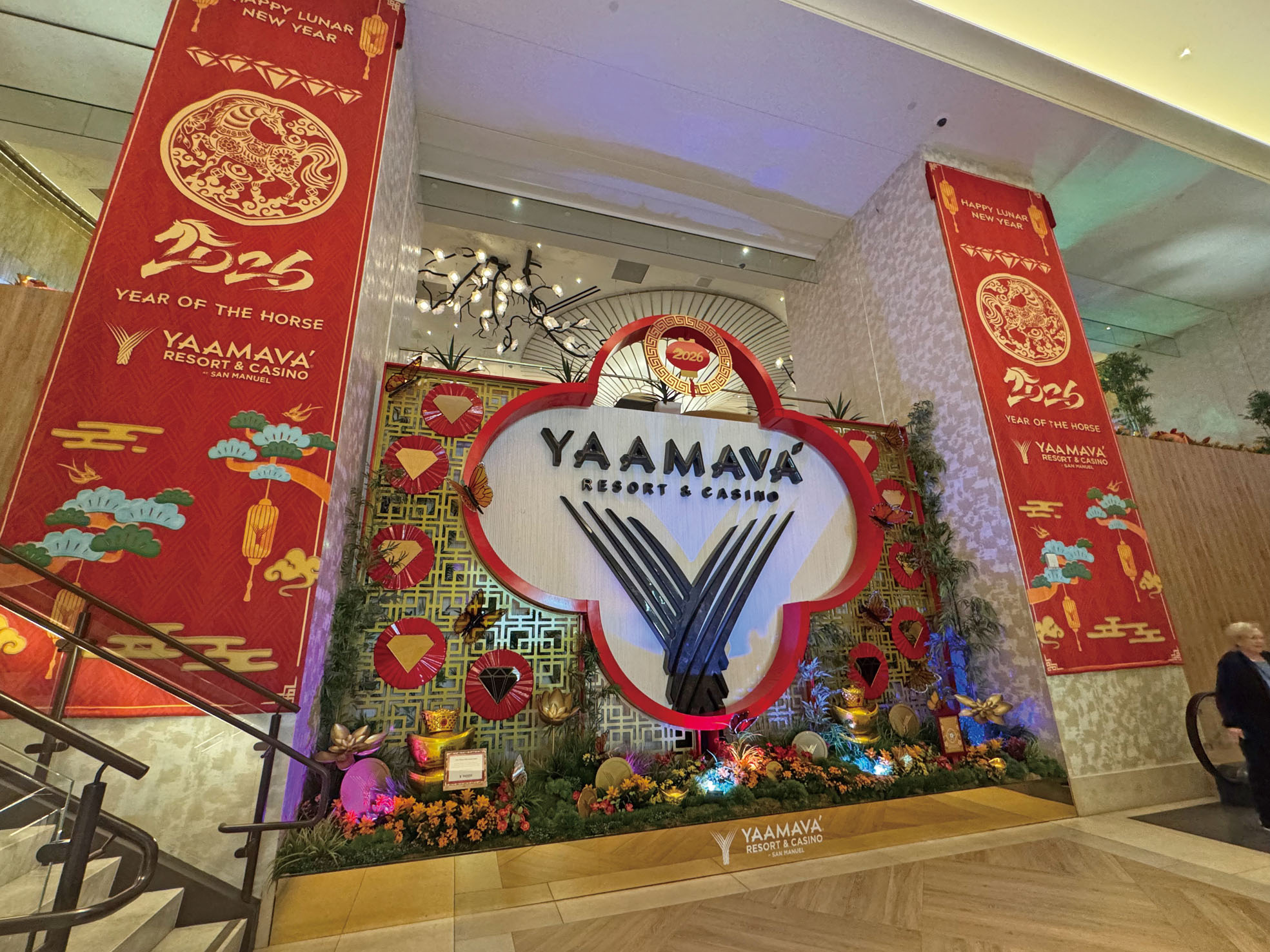 Yaamava’ 酒店內新年背景牆裝飾。記者陸新攝