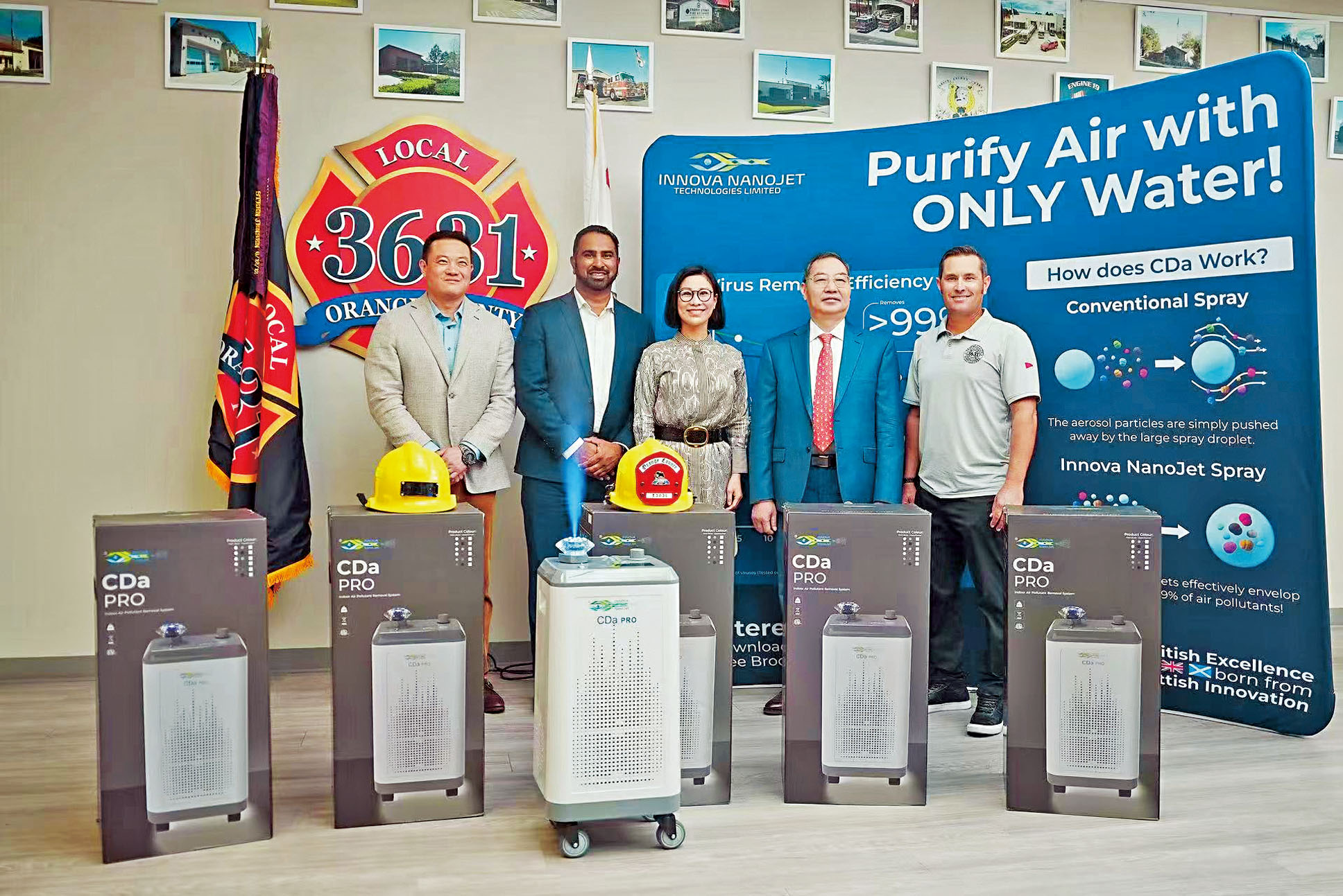 陳立德（左1）、黃春華（右2）、Lina Tullberg（中）及橙縣專業消防員協會代表捐贈儀式合影。記者陸新攝