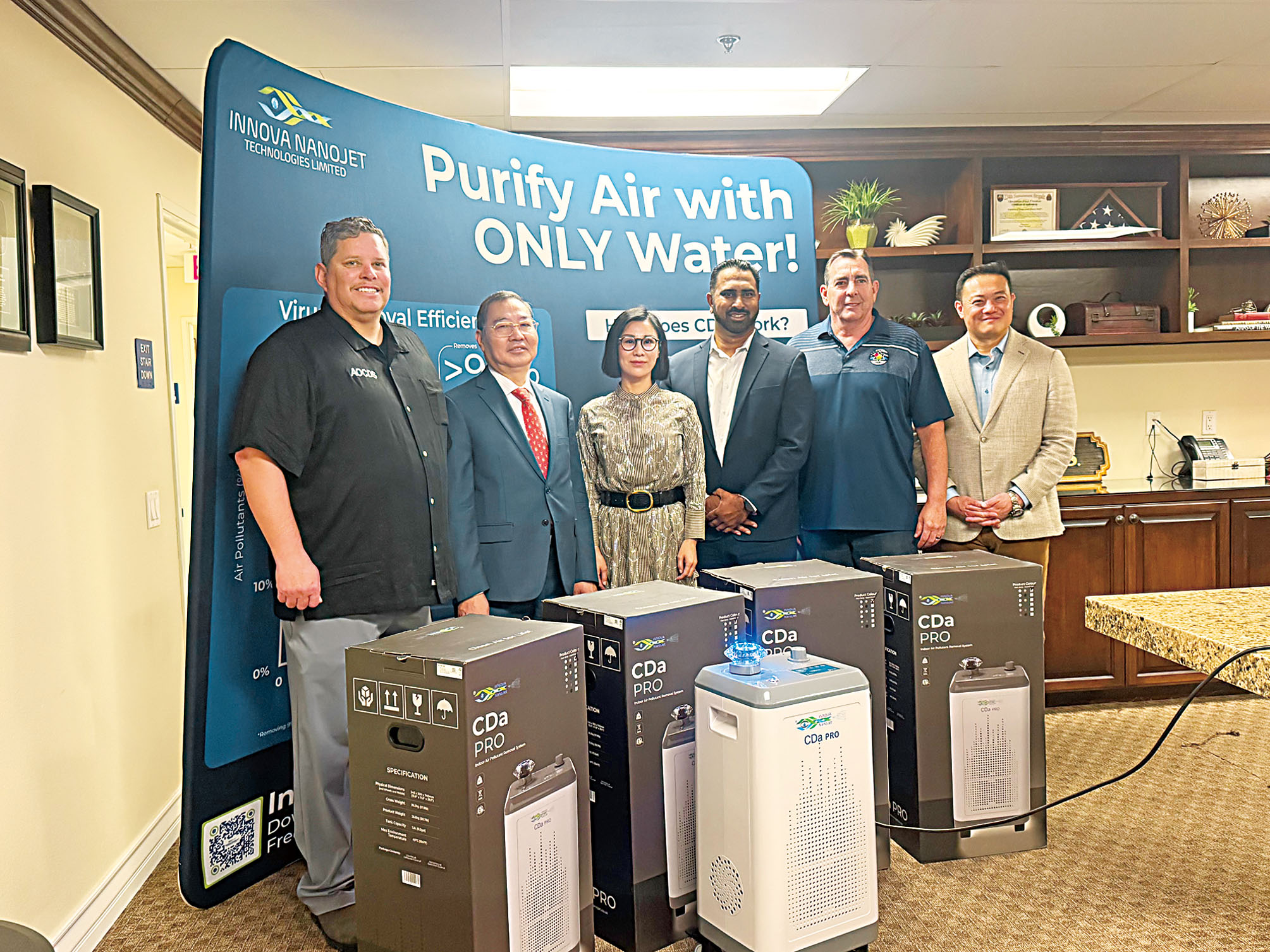 黃春華（左2）、陳立德（右1）等與橙縣副警長協會捐贈儀式合影。記者陸新攝