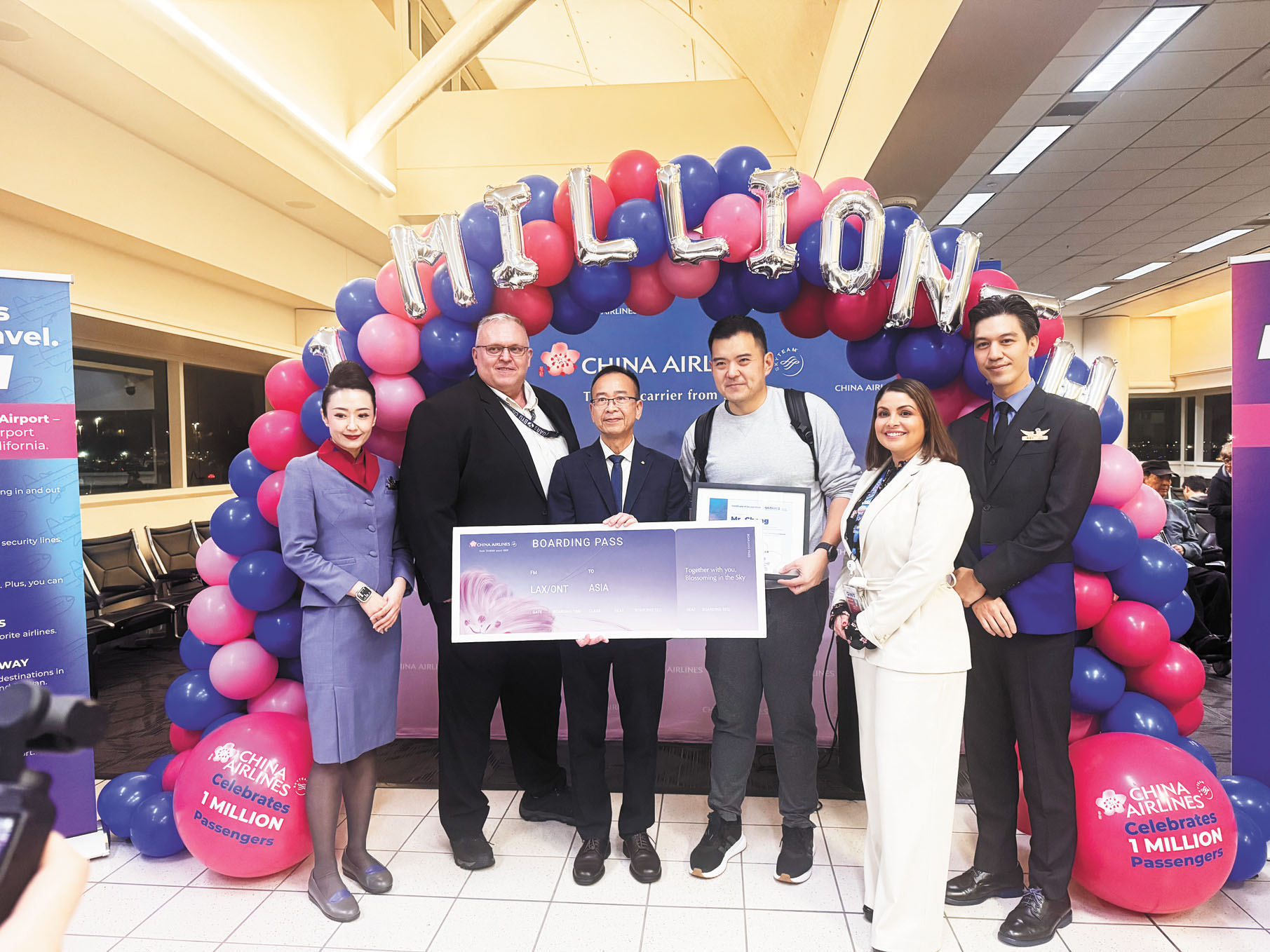 池志超(左3)為百萬旅客程先生頒發證書及獎品。記者陸新攝