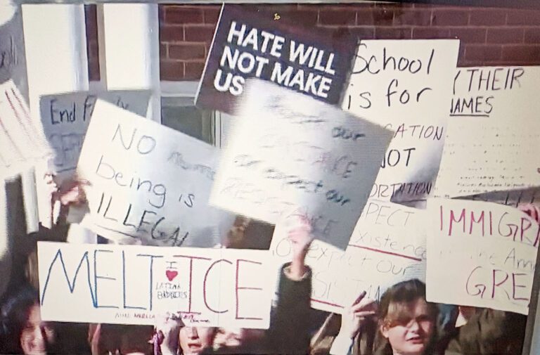 長島蘇福縣北港高中的學生抗議ICE的移民執法行動舉行和平罷課，加入了長島各地日益高漲的學生示威浪潮。