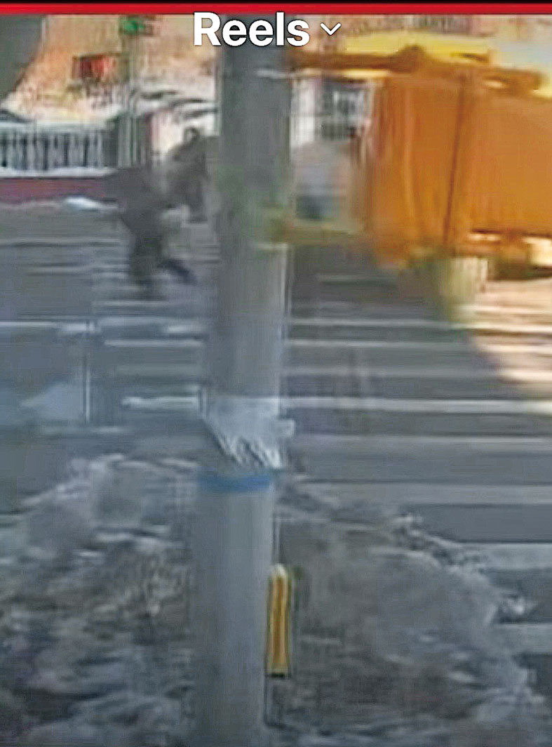 現場視頻顯示女童走過馬路被撞及。