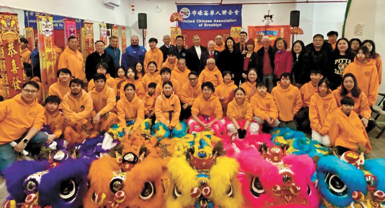 在點睛後，眾多嘉賓為五頭醒獅舉行「採青」儀式。