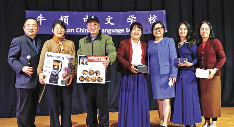 優秀教師在感恩節聚會獲得獎品。檔案圖片