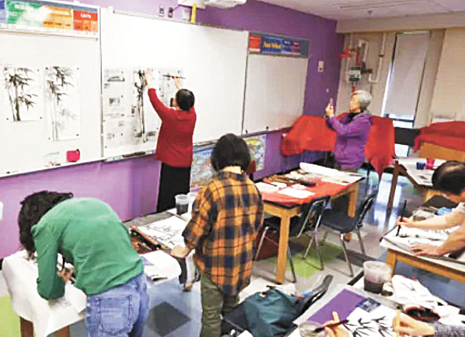 譚嘉陵老師的成人國畫課堂。