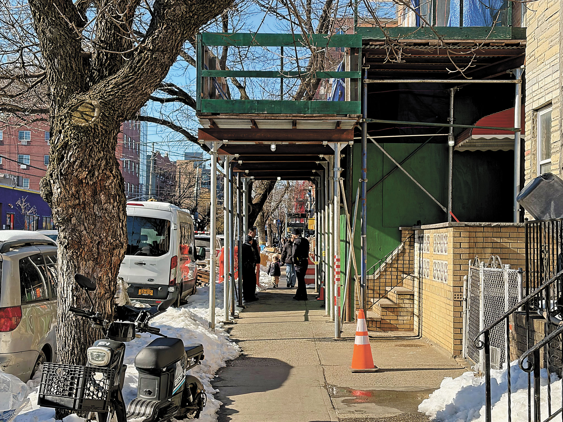 多名警員於午後繼續在場調查