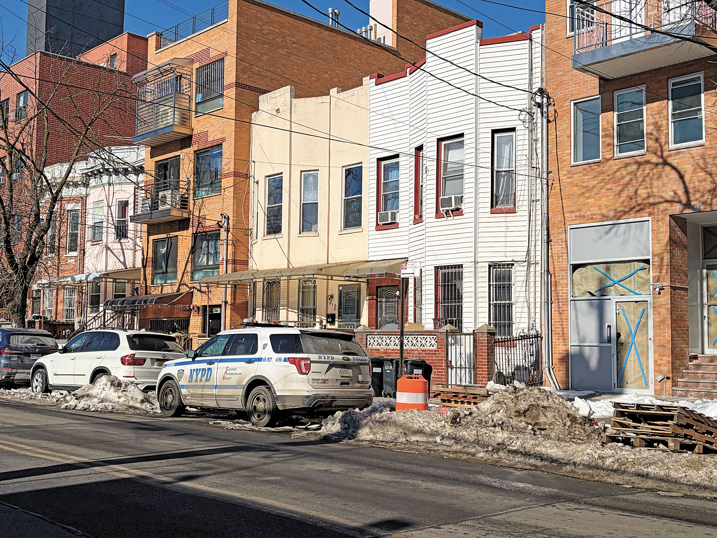 一部警車在午後一直在賭檔前駐守。