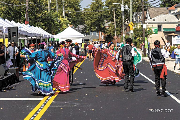 去年夏季步行街表演活動。