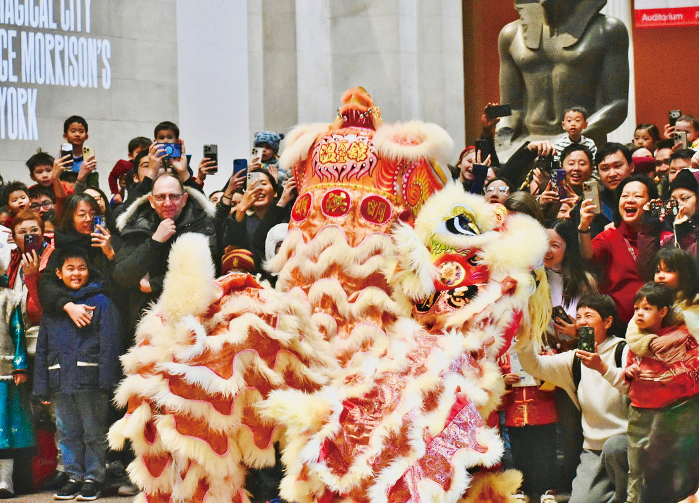 現場民眾笑意融融與路過的小獅子互動。