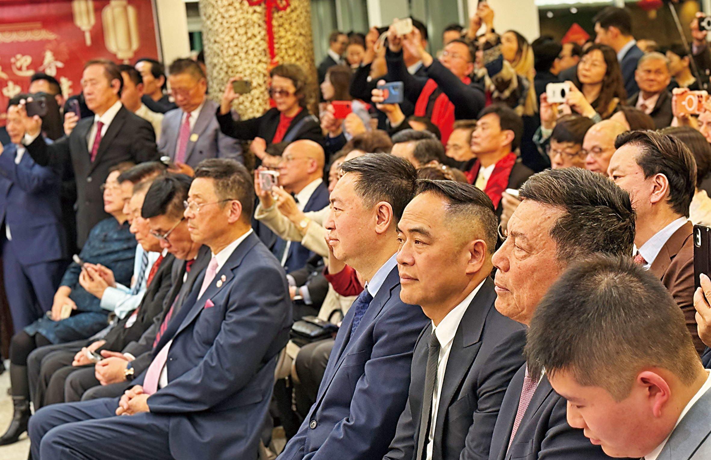 陳立（中）與各僑領觀看新春演出。