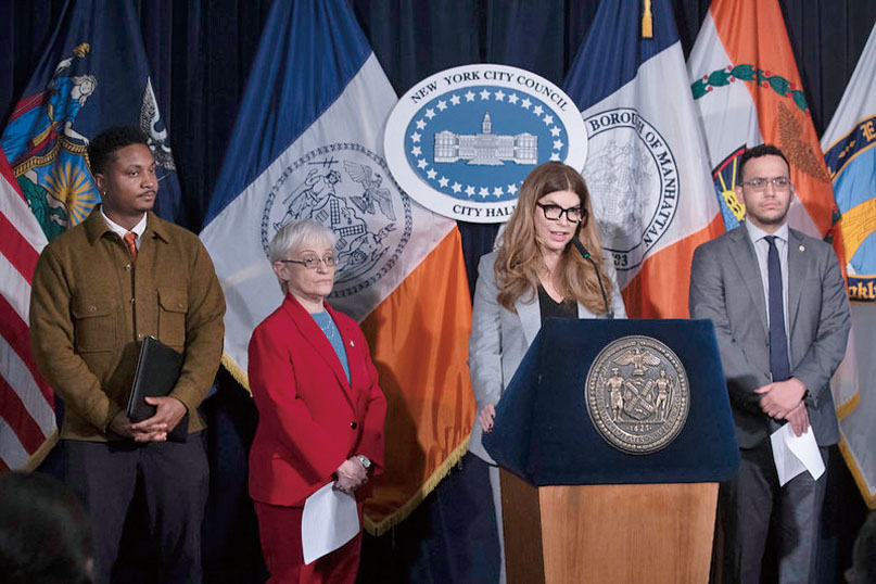 市議長朱曼寧宣佈推出法案。