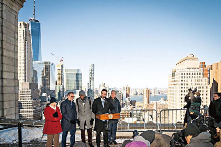 馬姆達尼在丁勤時辦公大樓天台宣佈計劃。