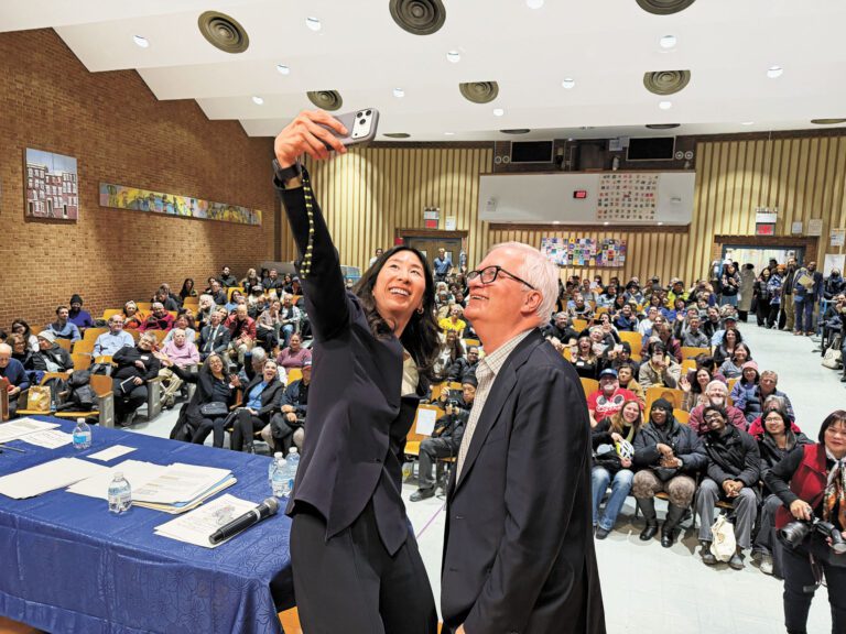 卡凡納及李榮恩欣喜見到200多人參加里民大會，高興地要求與民眾自拍留念。