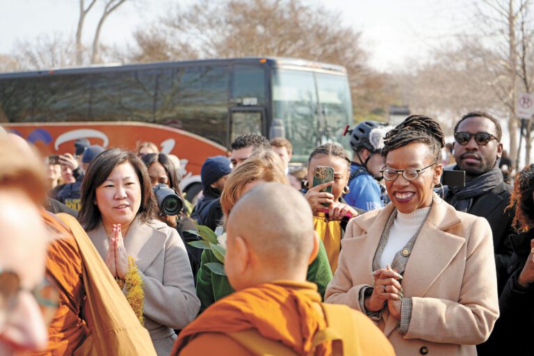 孟昭文率眾歡迎僧侶。