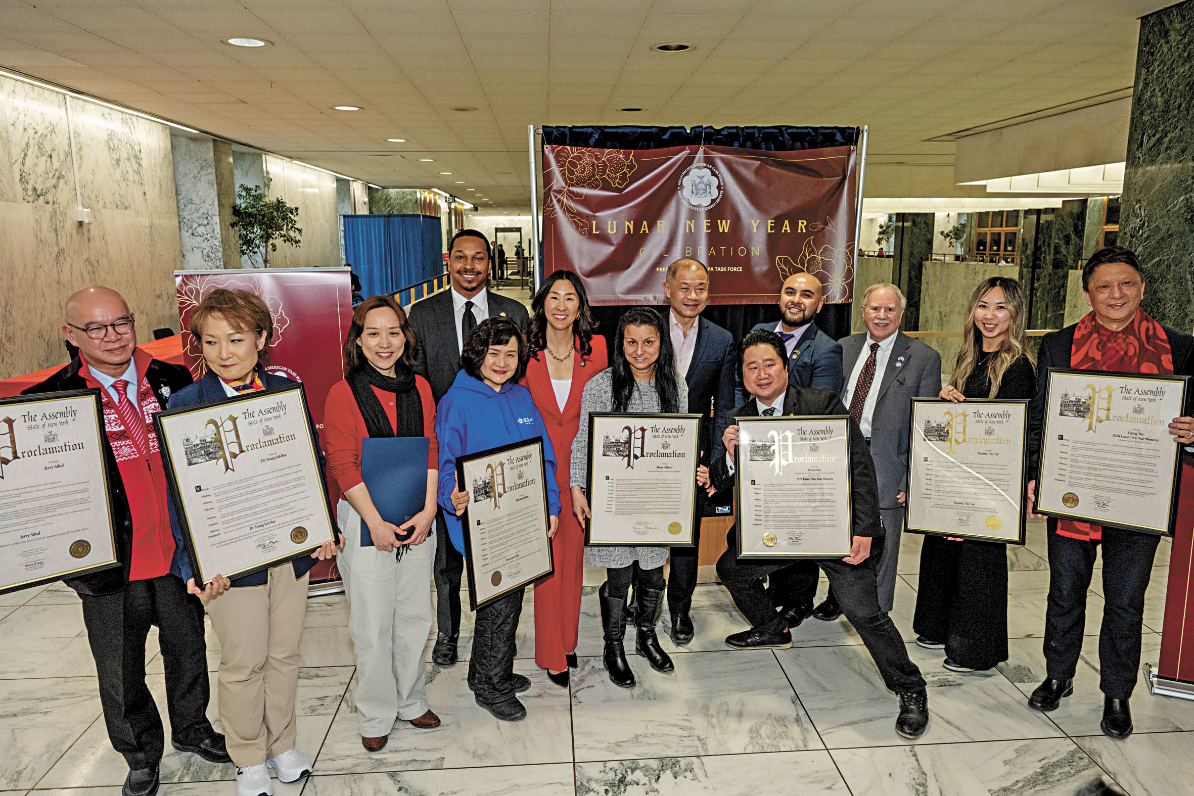 州參眾議員與受表彰者合影。