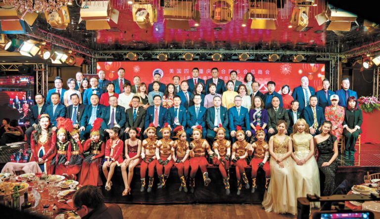 美國川渝同鄉會總商會迎春年會登場 鄉親齊聚共慶新春。
