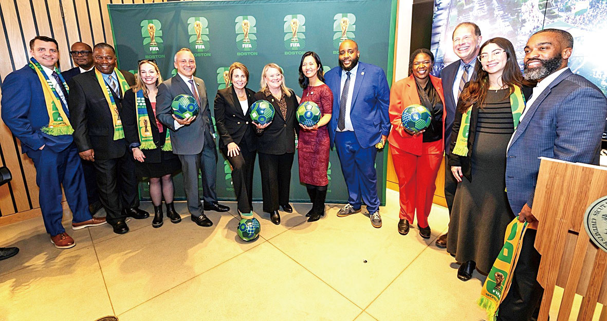 麻州和波士頓官員在記者會上合影。 市府提供