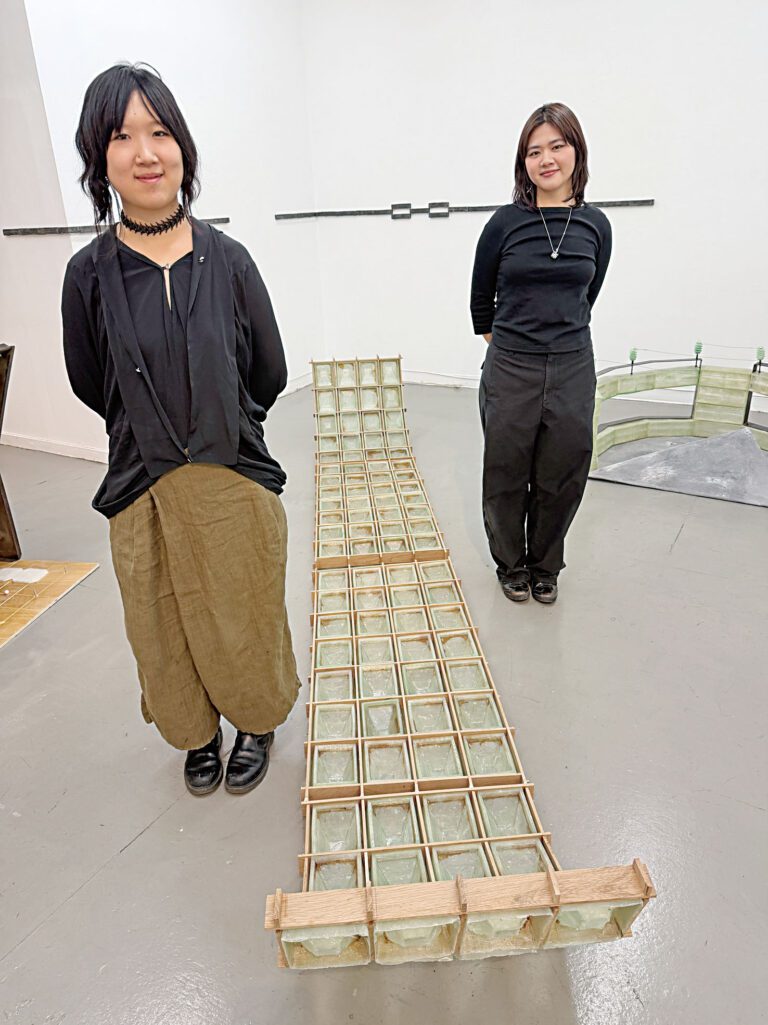 劉雨桐與越南策展人Vu Thien An攝於作品前。