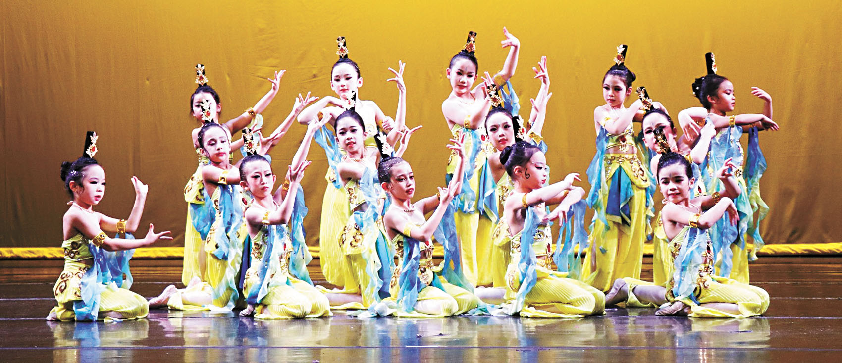 中班學生表演集體舞。 李強攝