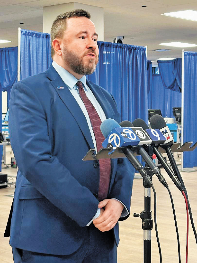 芝加哥選委會公共信息主管馬克斯貝弗(Max Bever)於10日早上召開新聞發布會,介紹新的超級投票中心。 梁敏育攝