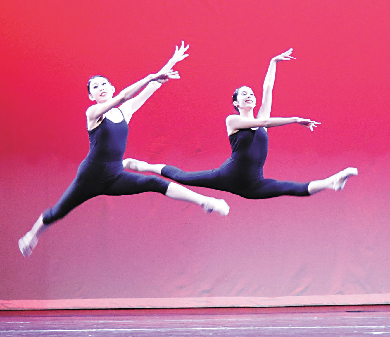 高年級學生展示卓越的舞蹈基本功。