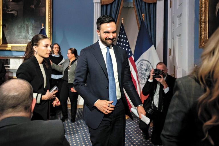 馬姆達尼特別提到，市府與州府在擴大普及托兒服務，以及對抗ICE的努力上合作無間。 美聯社