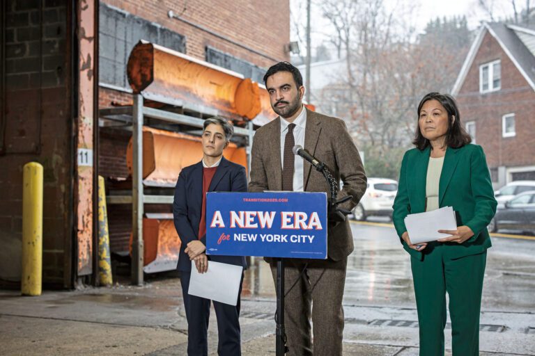 馬姆達尼認為，皇后區警員開槍事件凸顯了改革精神健康應對系統的迫切性。Dave Sanders/紐約時報