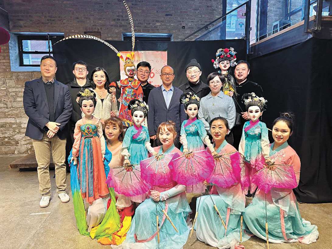 如臯木偶劇走入芝加哥舞台、有助中美文化的交流與了解。圖為主辦方、協辦方與藝人合影留下美好的記憶。 梁敏育攝