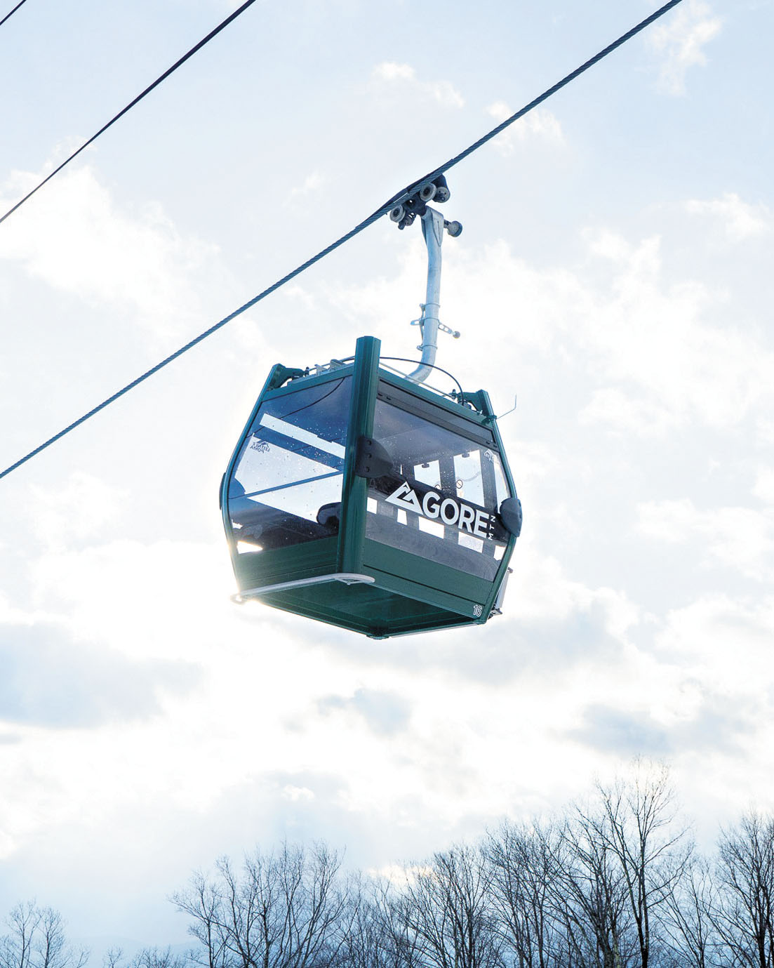 滑雪場發生纜車故障,滑雪客被困在半空中的20個車廂內長達數小時。 Gore Mountain臉書圖片
