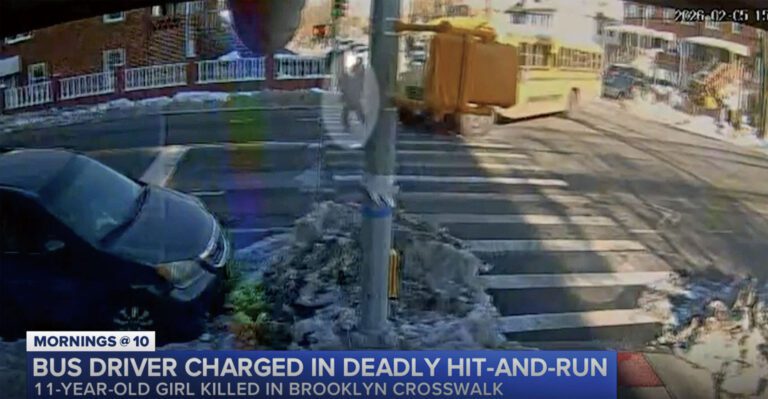 當校巴轉彎時，女童突然衝出馬路試圖橫過。WABC截圖